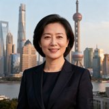 某科技巨头中国区总裁林婉清女士的半身照，身着深色职业装，背景为上海陆家嘴天际线